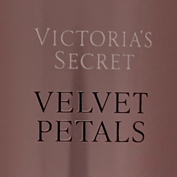 Victoria’s Secret - Velvet Petals - Fragrance Notes Lush Blooms & Almond Glaze - Picture 3 of 4